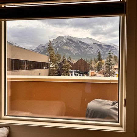 Ravens Crest Lodge - Stunning Views Perfectly Located On Main Street Канмор Екстериор снимка