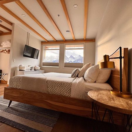 Ravens Crest Lodge - Stunning Views Perfectly Located On Main Street Канмор Екстериор снимка
