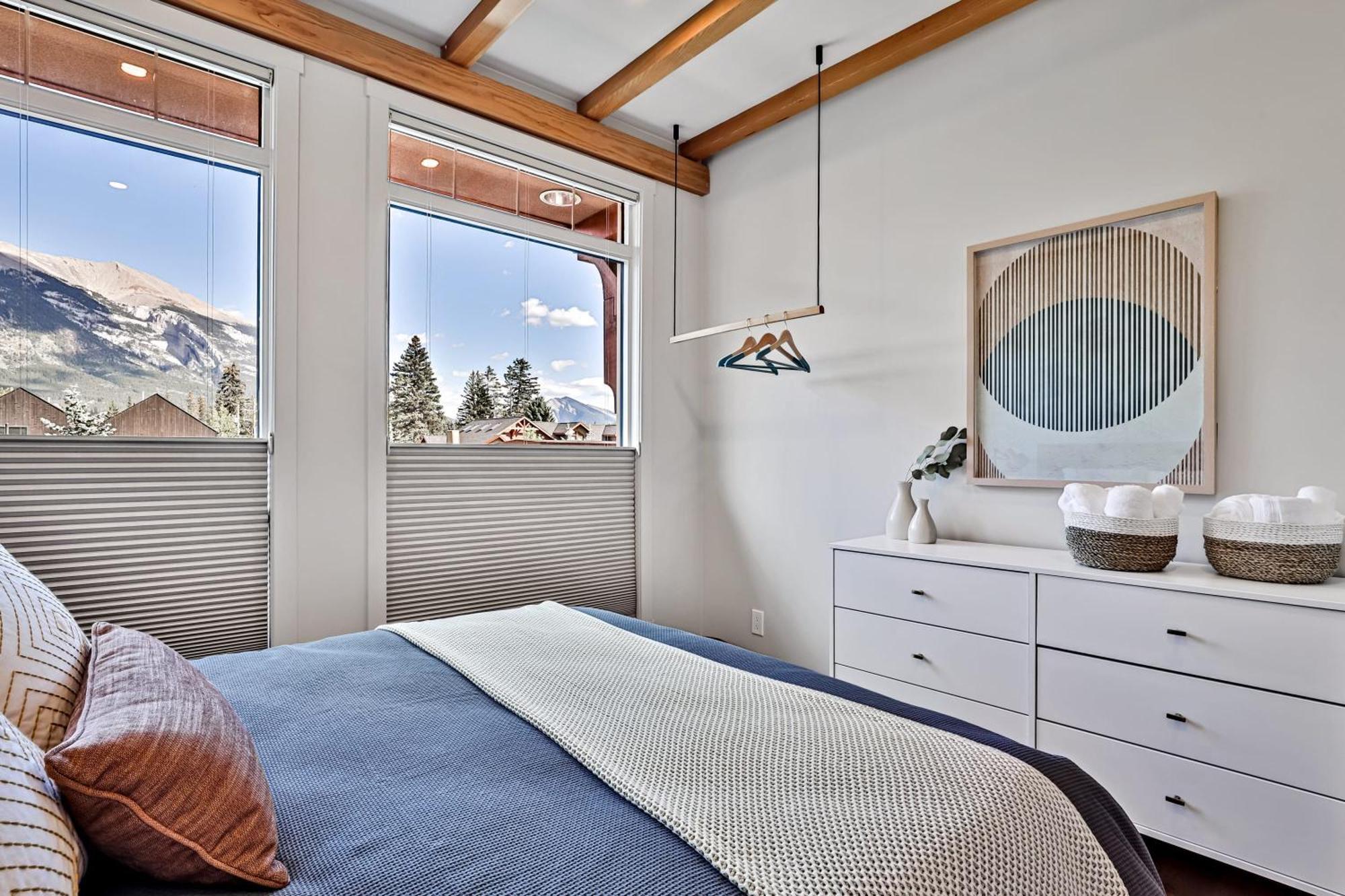 Ravens Crest Lodge - Stunning Views Perfectly Located On Main Street Канмор Екстериор снимка