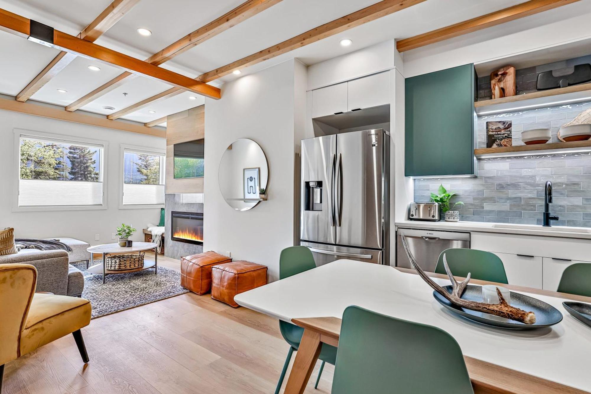 Ravens Crest Lodge - Stunning Views Perfectly Located On Main Street Канмор Екстериор снимка