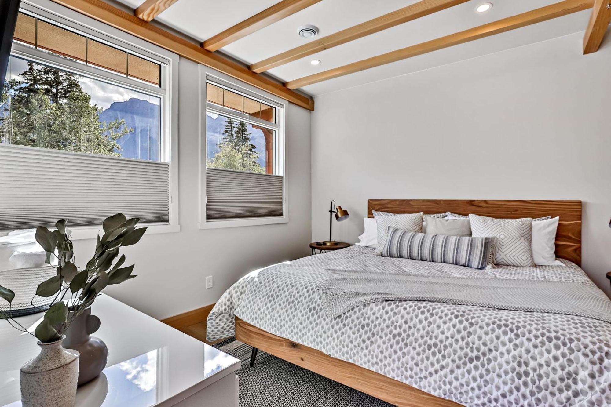 Ravens Crest Lodge - Stunning Views Perfectly Located On Main Street Канмор Екстериор снимка