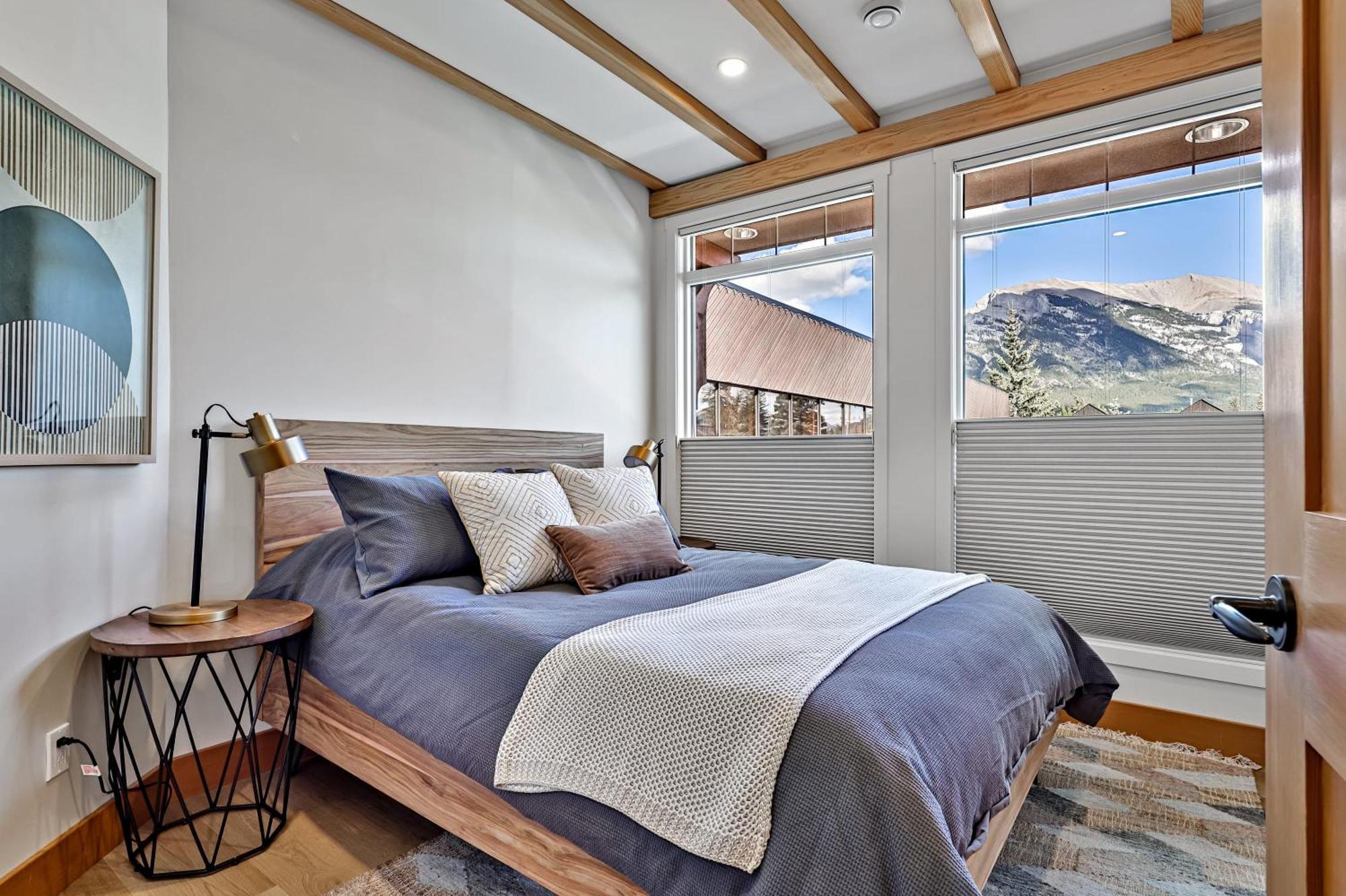 Ravens Crest Lodge - Stunning Views Perfectly Located On Main Street Канмор Екстериор снимка