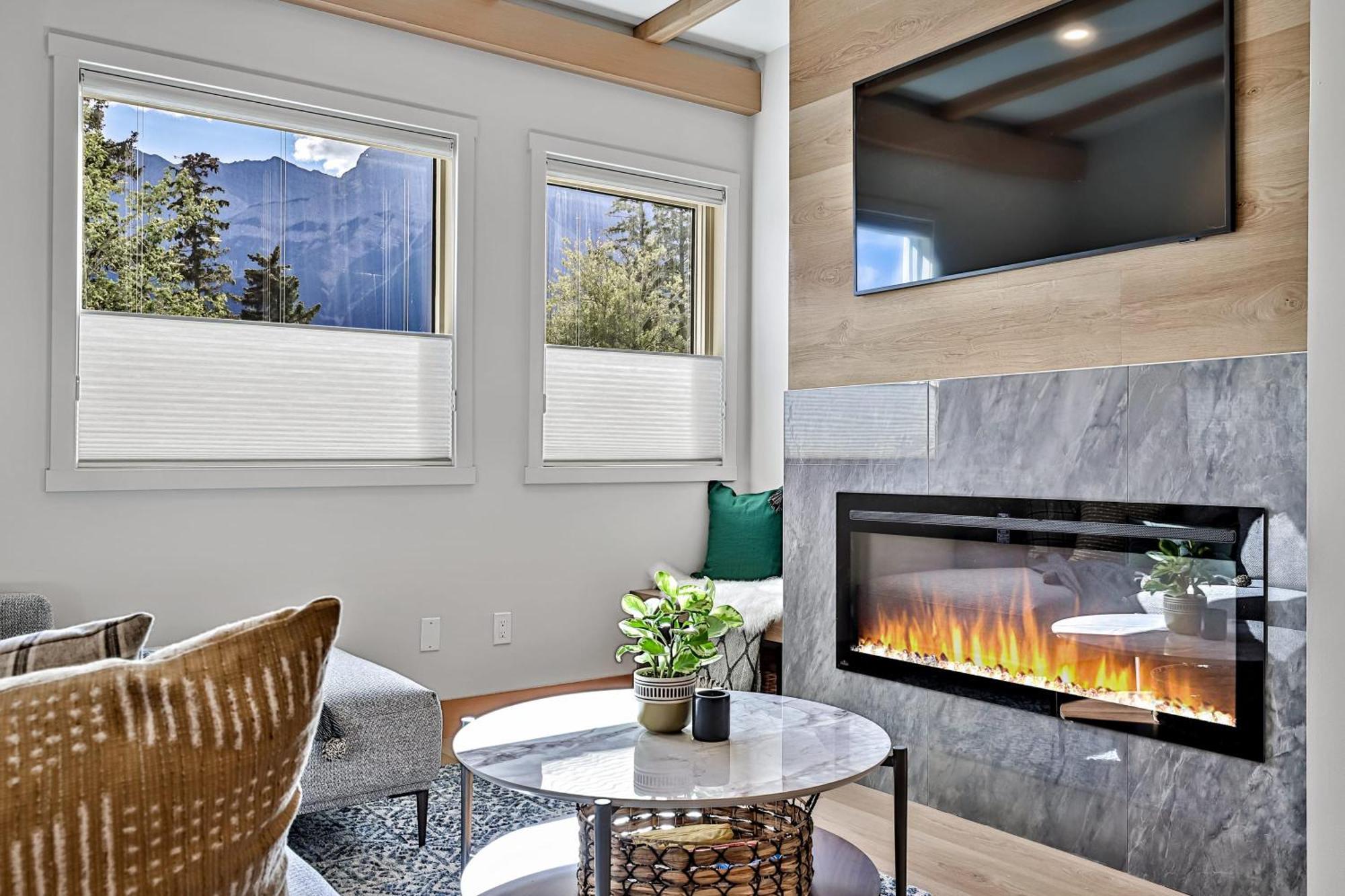 Ravens Crest Lodge - Stunning Views Perfectly Located On Main Street Канмор Екстериор снимка