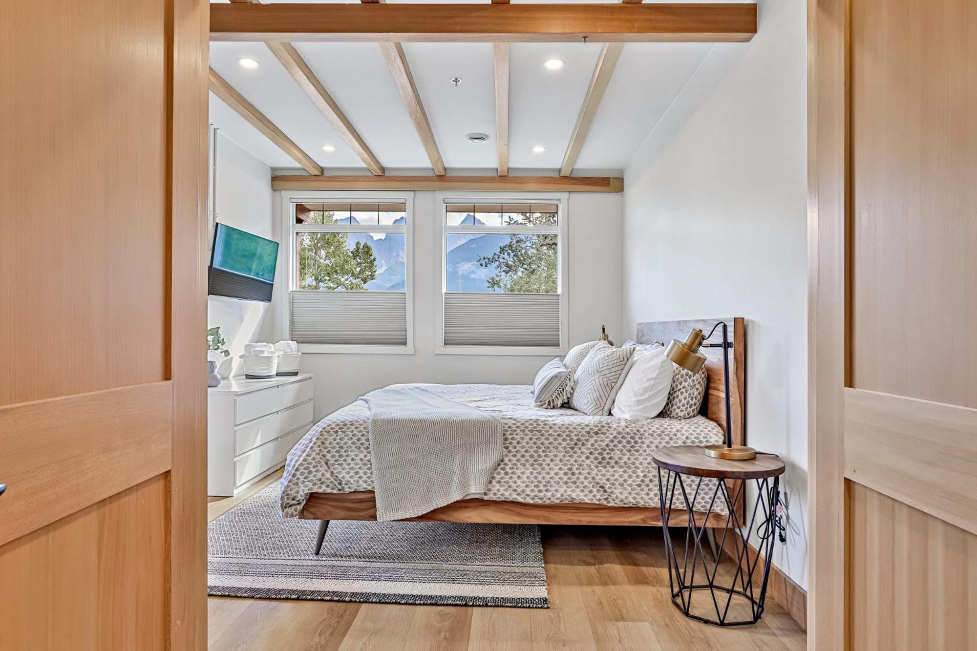 Ravens Crest Lodge - Stunning Views Perfectly Located On Main Street Канмор Екстериор снимка