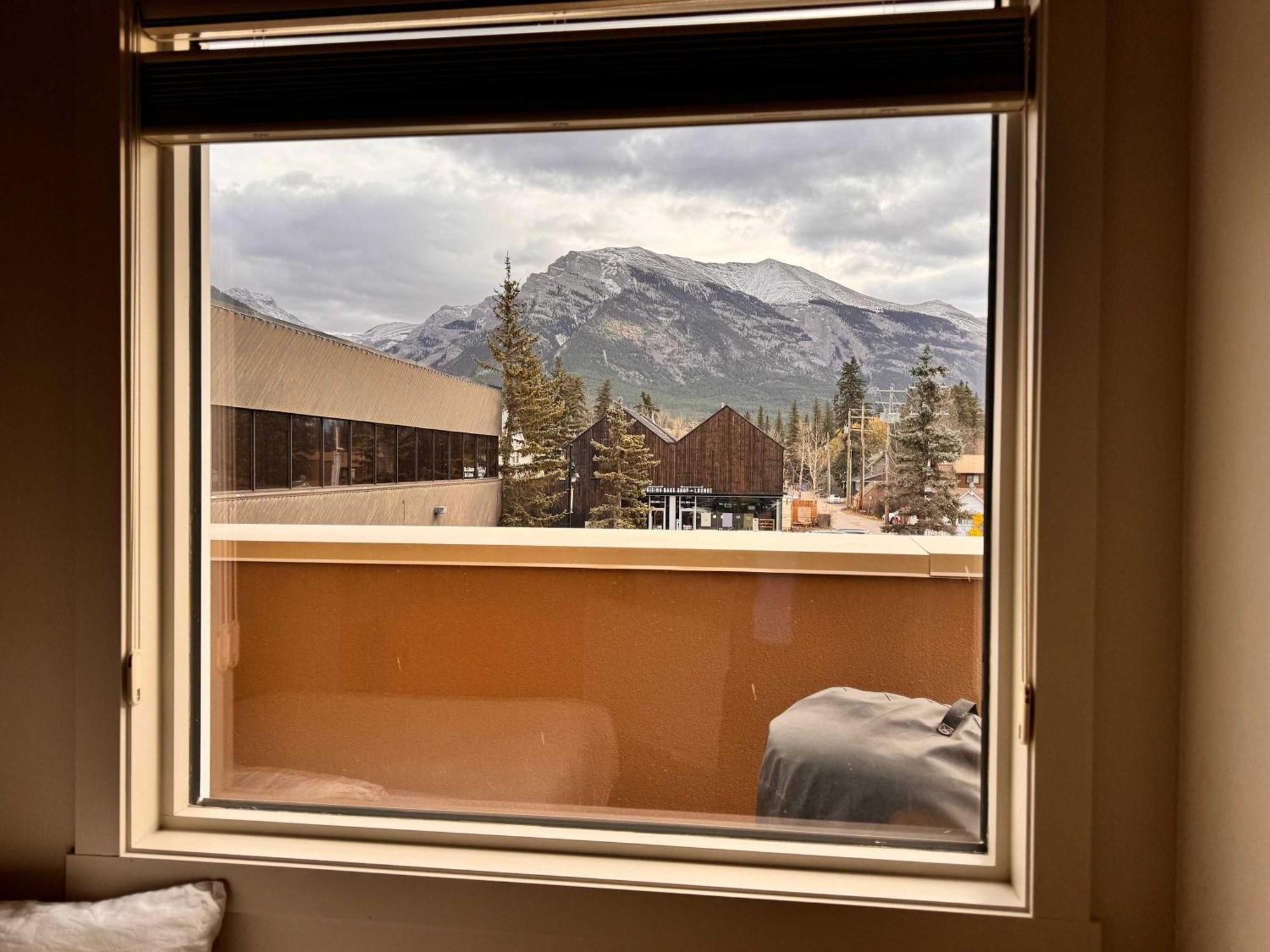 Ravens Crest Lodge - Stunning Views Perfectly Located On Main Street Канмор Екстериор снимка