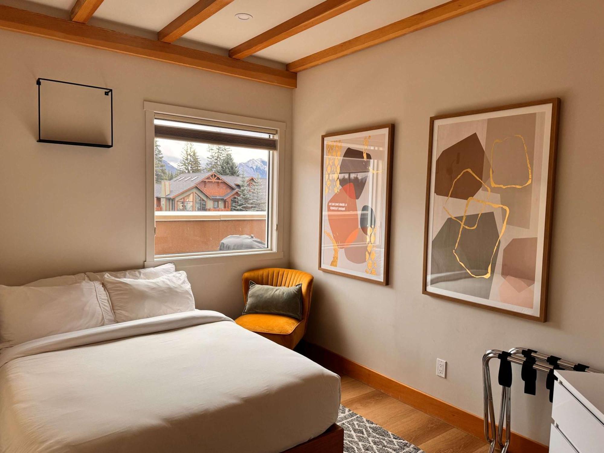 Ravens Crest Lodge - Stunning Views Perfectly Located On Main Street Канмор Екстериор снимка