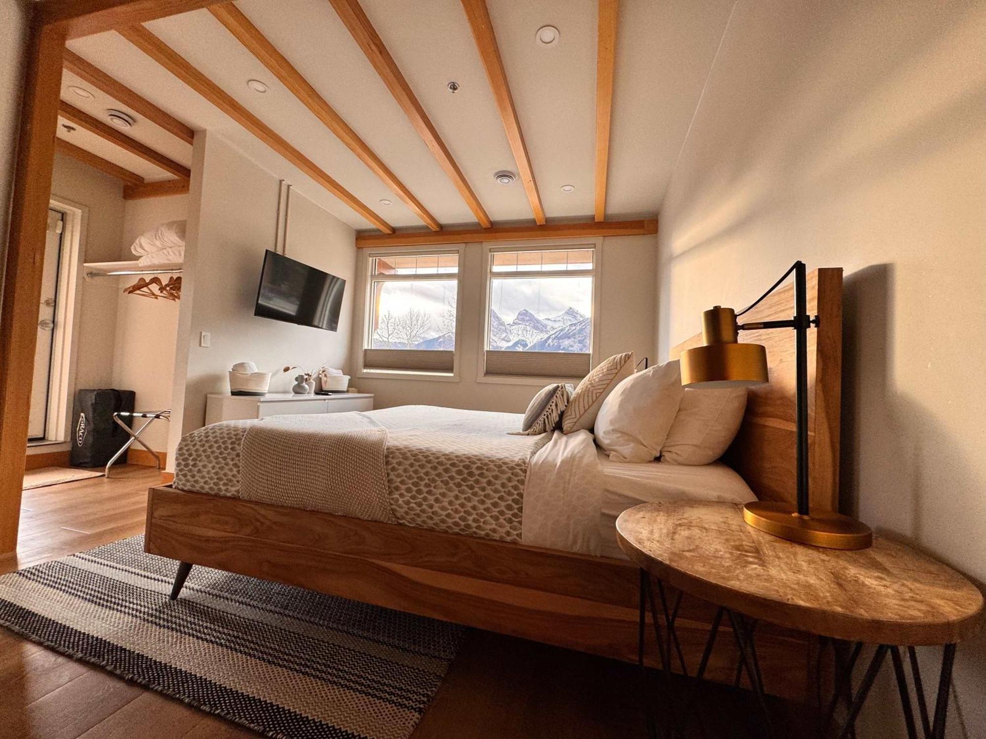 Ravens Crest Lodge - Stunning Views Perfectly Located On Main Street Канмор Екстериор снимка