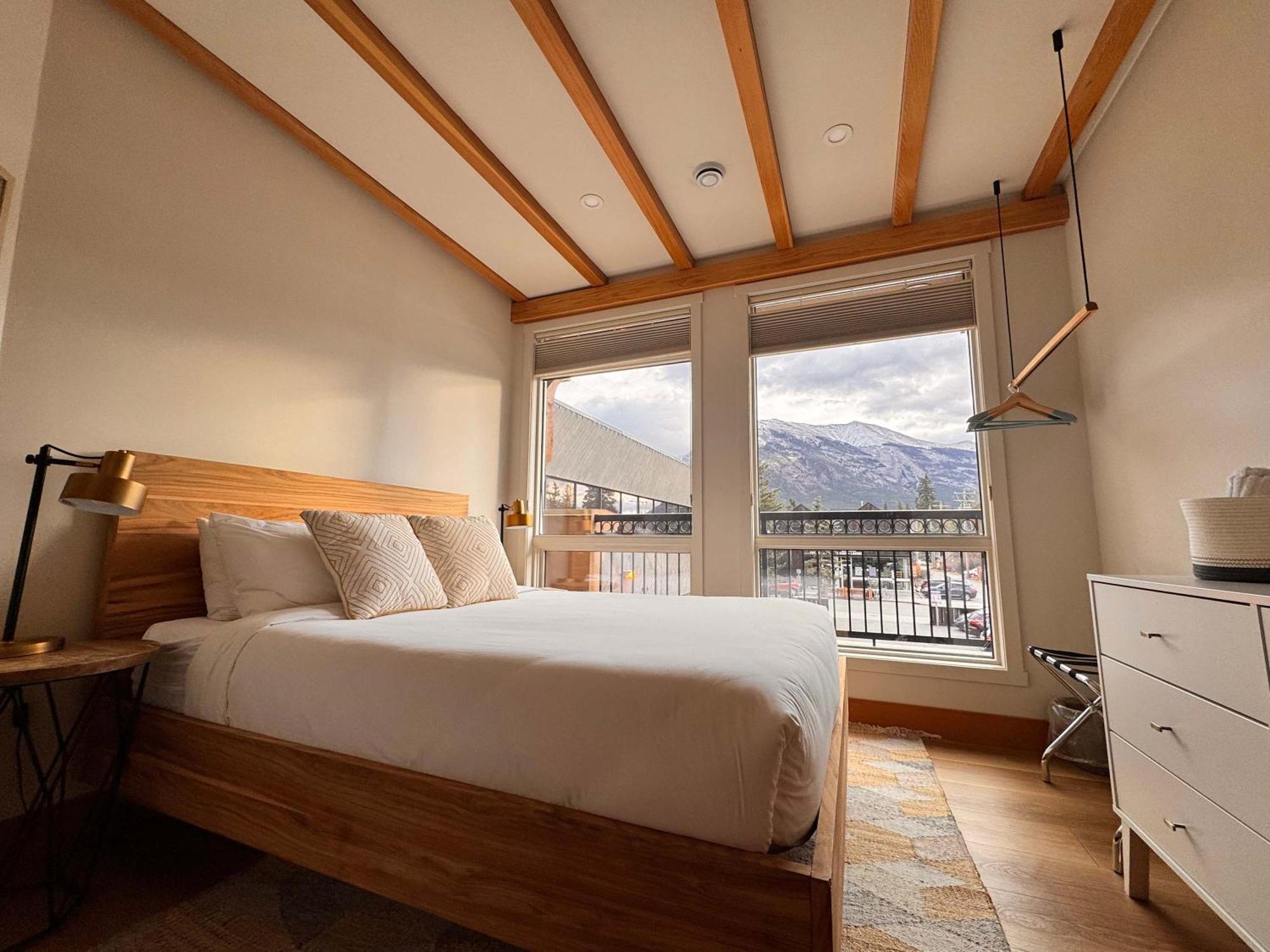 Ravens Crest Lodge - Stunning Views Perfectly Located On Main Street Канмор Екстериор снимка